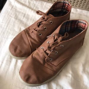 TOMS youth boy brown boots Size 4